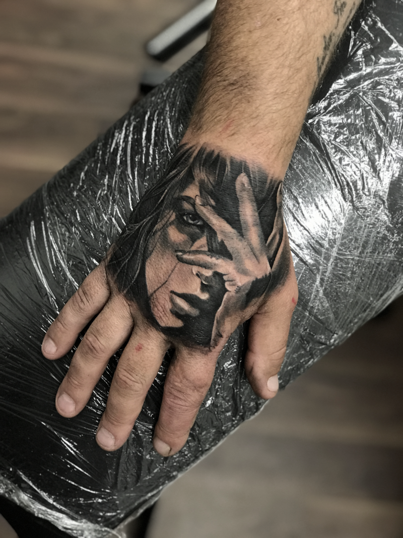 Hand tattoo done by Esther
